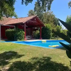 Parcela Peñaflor terraza con vista a piscina